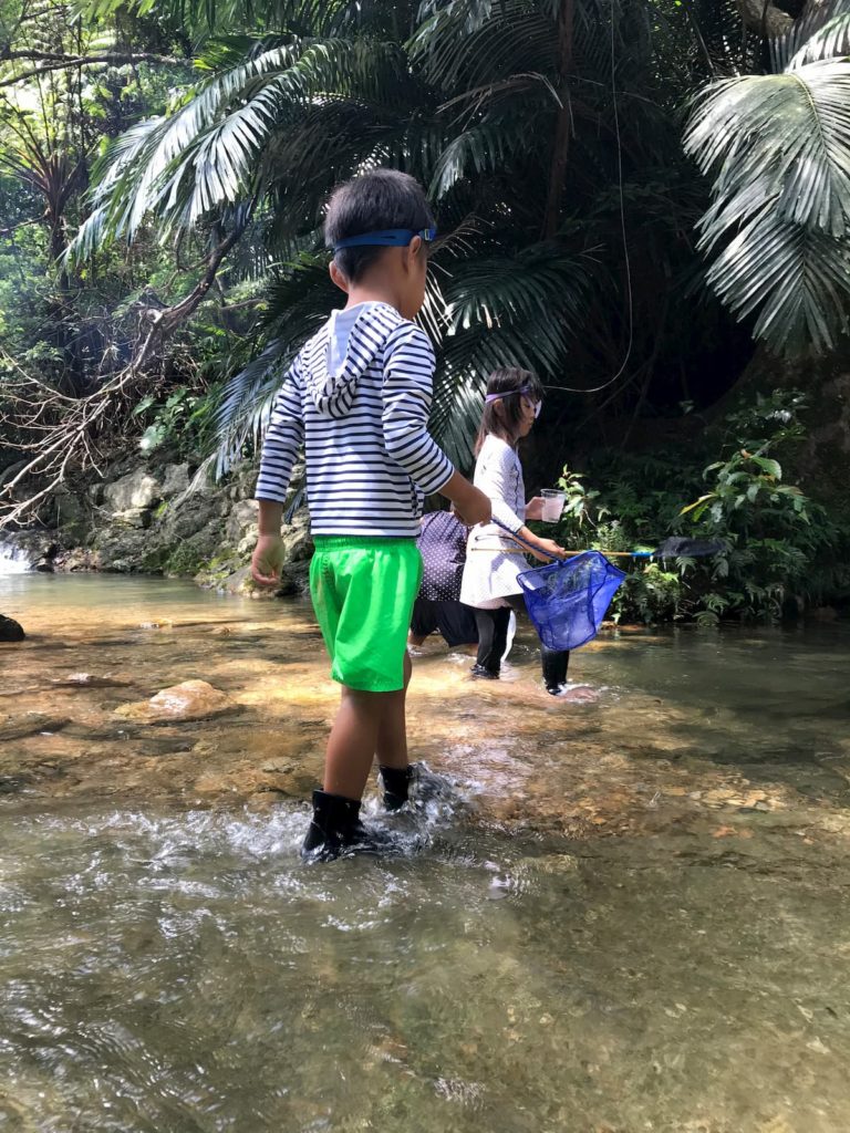 沖縄在住ママが教える、沖縄旅行で子供が絶対に楽しめるおすすめの遊び！【川上り編】