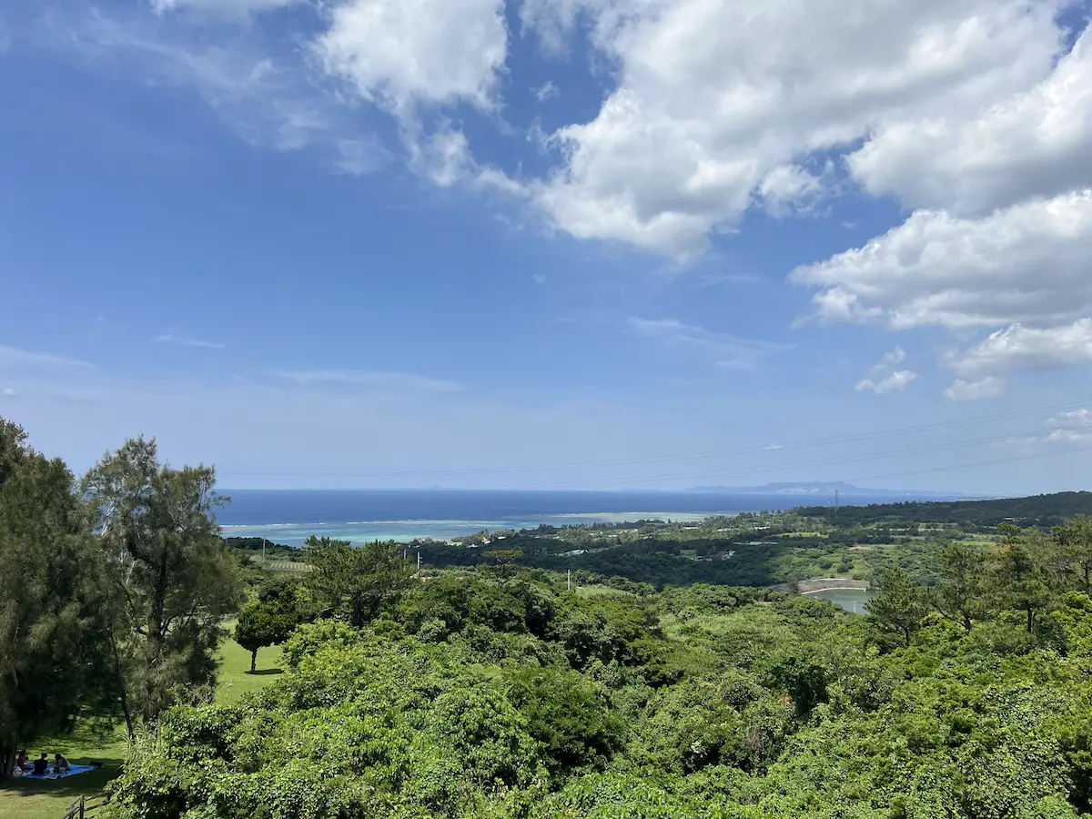 穴場観光地！沖縄読谷村『座喜味城跡』は代々木公園に海を望める景観が加算されたような空間